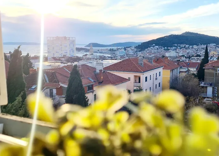 Beautiful Sea View, Free Parking, Centre Of *