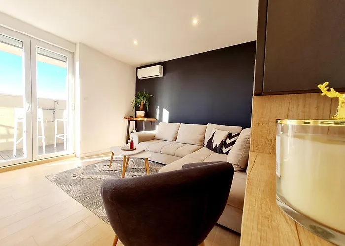 Beautiful Sea View, Free Parking, Centre Of *